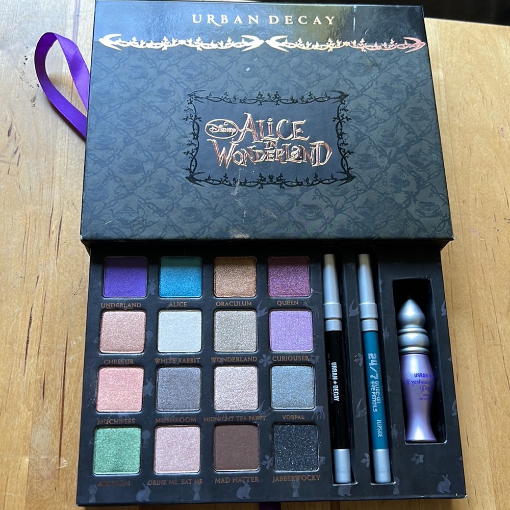 UD - Alice in Wonderland - Picture 2 of 2